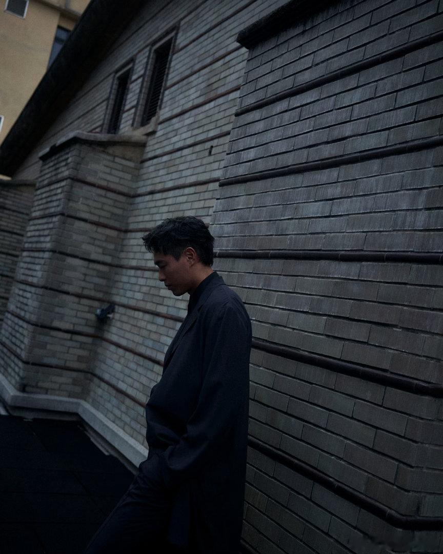 杨祐宁亮相台北电影节一身黑色套装真的太帅了！整体帅气从容温文尔雅，《泥娃娃》里的
