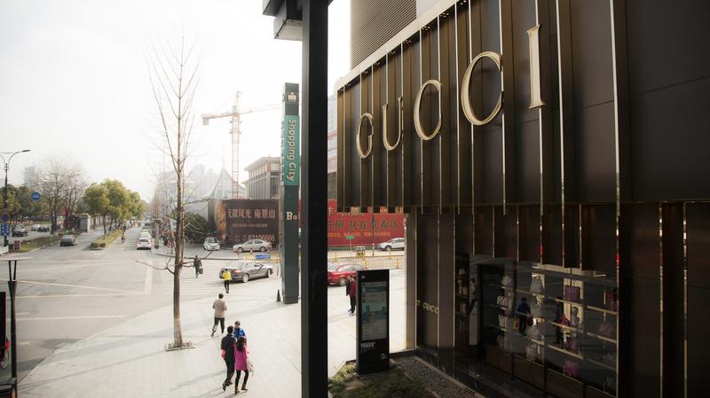 去海南“买买买”真能省不少钱。海南消费税和进口关税大幅减免，部分国际奢侈品牌售价