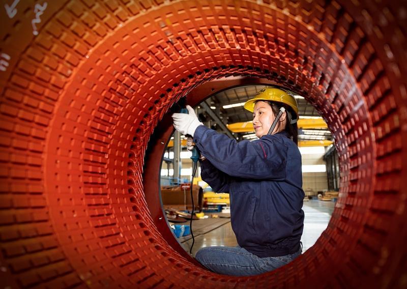 永磁电机最大的亮点在于其极高的效率。它使用永磁体代替传统的励磁绕组来产生磁场，因