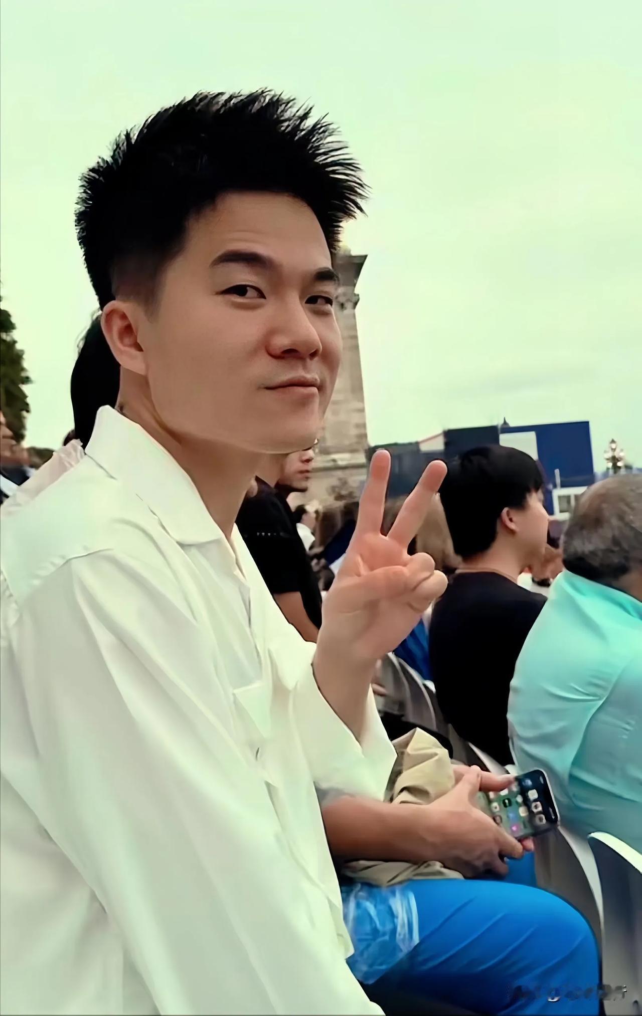 震惊！知名教育主播董宇辉竟跨界亮相巴黎奥运会开幕式？在浪漫之都塞纳河畔，他一身轻