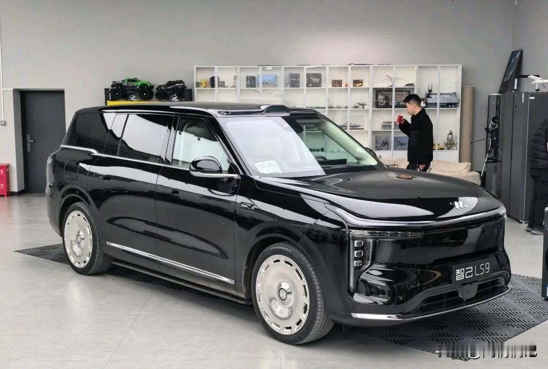 万万没想到！现在的国产车，真的把“卷”字玩明白了！智己LS9这波操作，我看值！