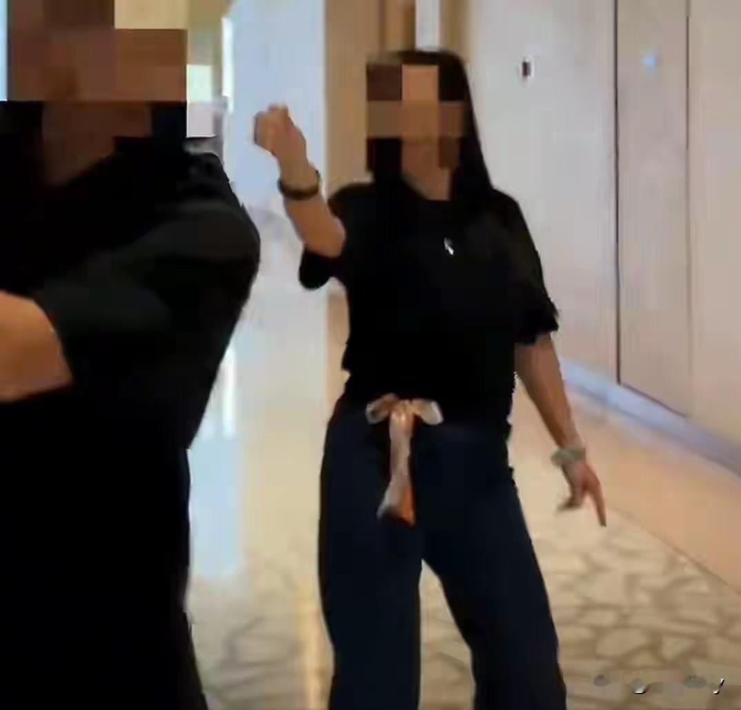 穷逛有罪？
深圳K11一店员，因为顾客只逛不买，竟当面辱骂人家是“穷鬼”，现在好