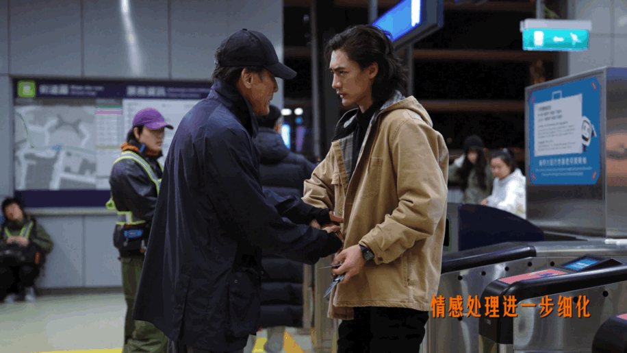 此沙额头的青筋都在入戏 此沙这段高光时刻别错过！练习时专注投入，开拍后情绪即刻到