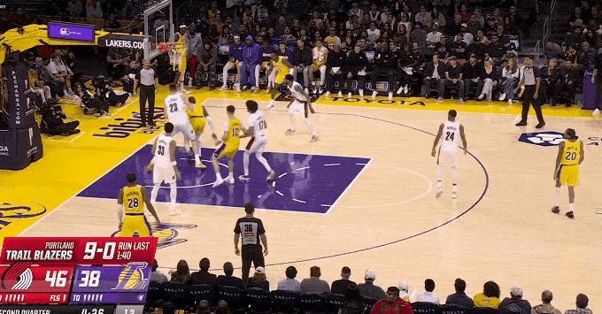 尴尬不？布朗尼接球直接踩线出界了！
在今天NBA常规赛湖人对阵开拓者的第二节比赛