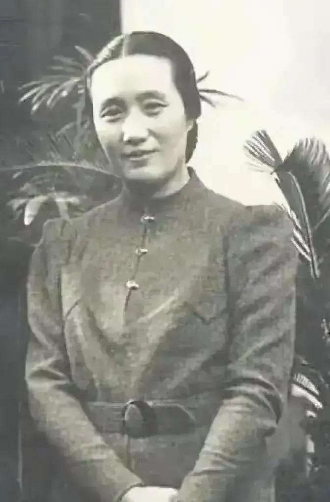 1925年，连生4个女儿的董竹君，为了给丈夫生儿子又怀了第5胎。那天，她正在吃辣