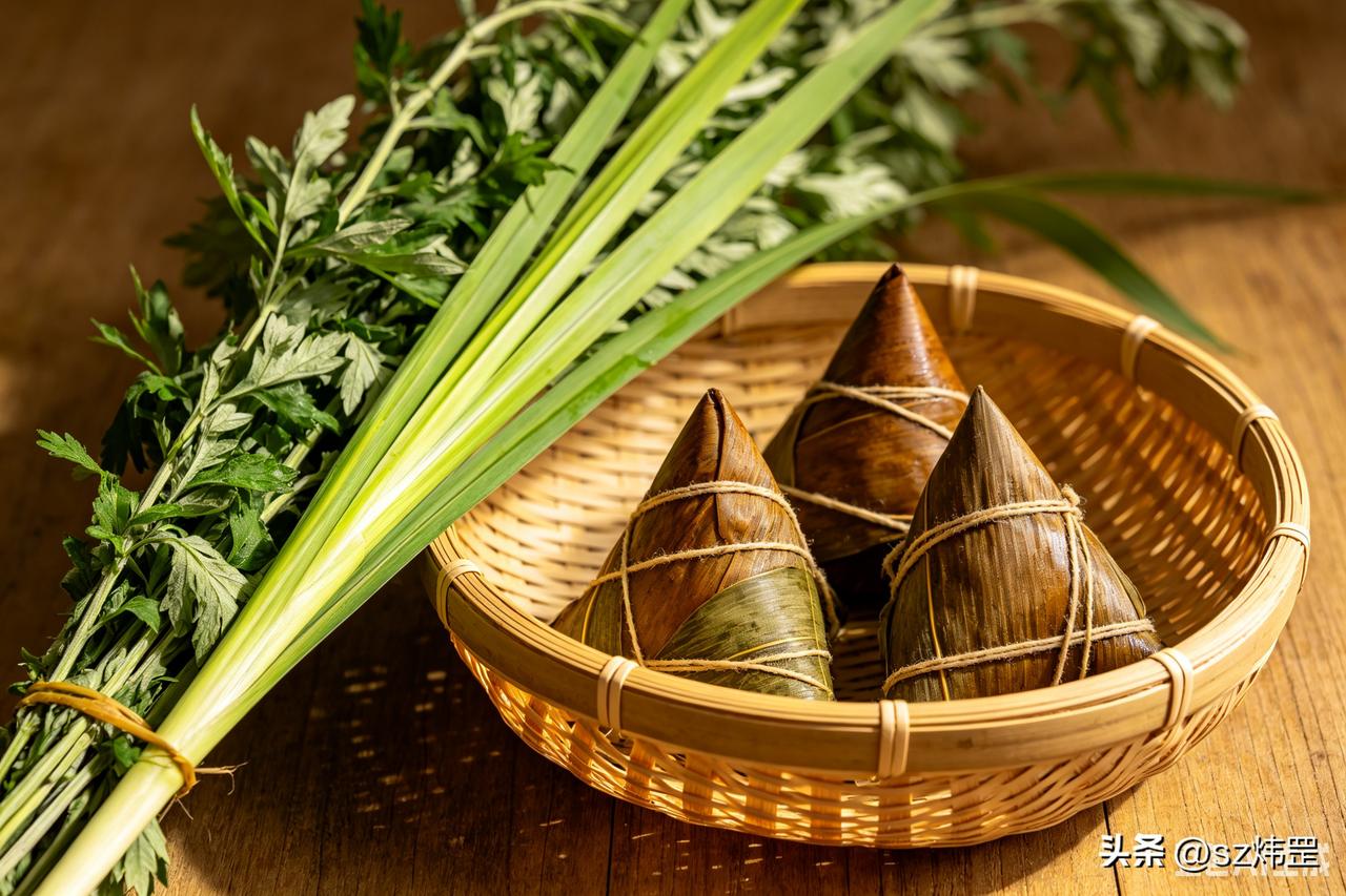 （原创）端午节
今天是端午节。
家家户户挂艾草、菖蒲的日子，当然也有挂艾草、菖蒲