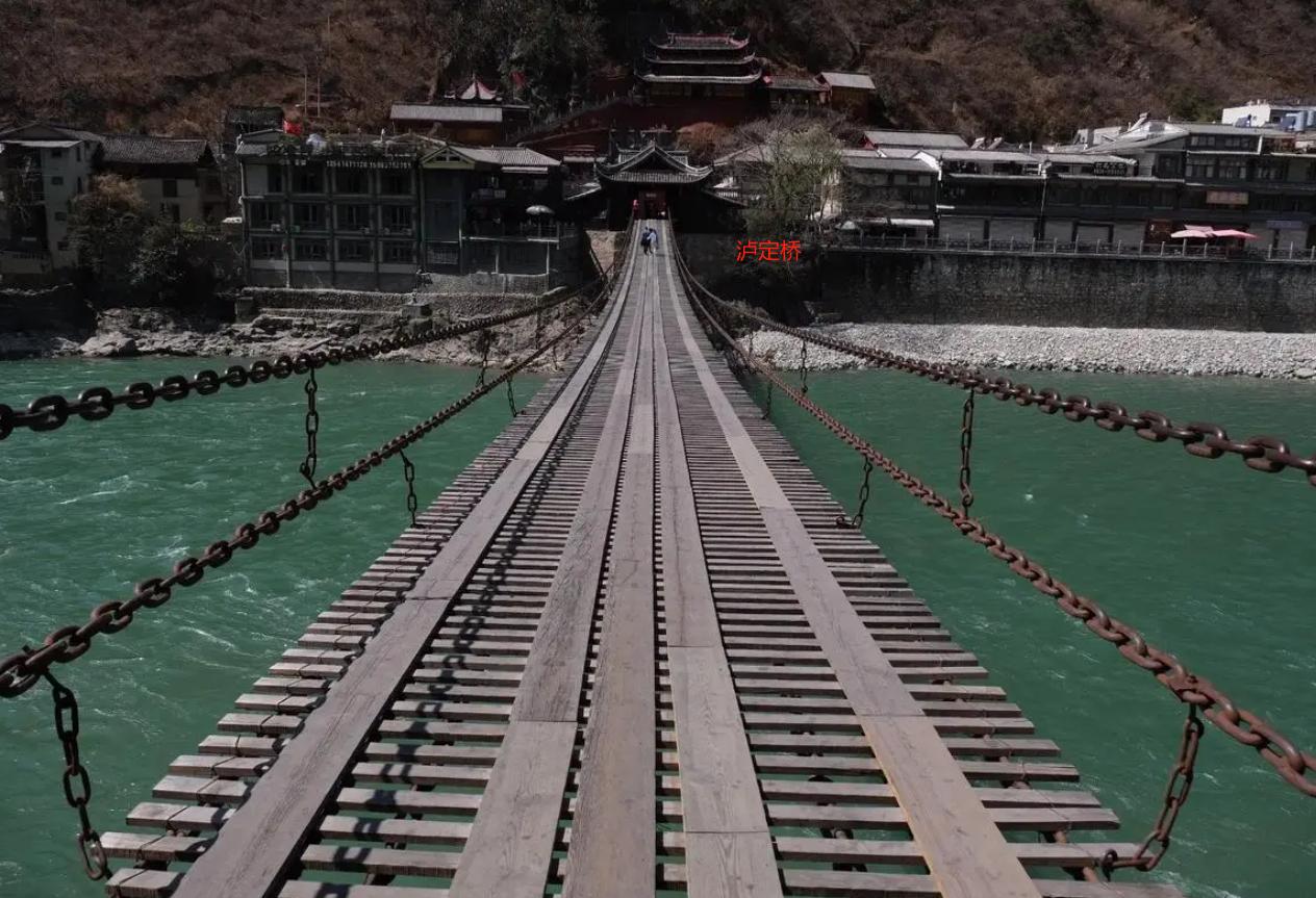 飞夺泸定桥，这是小时候特别喜欢看的课文，看了一遍又一遍，百看不厌。
小时候看的时