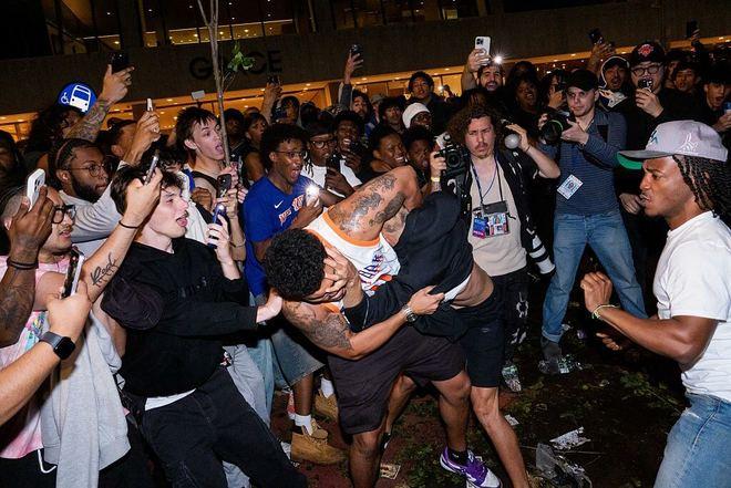 现场彻底失控！只因输掉一场NBA总决赛主场战，纽约街头爆发大规模球迷斗殴冲突，多