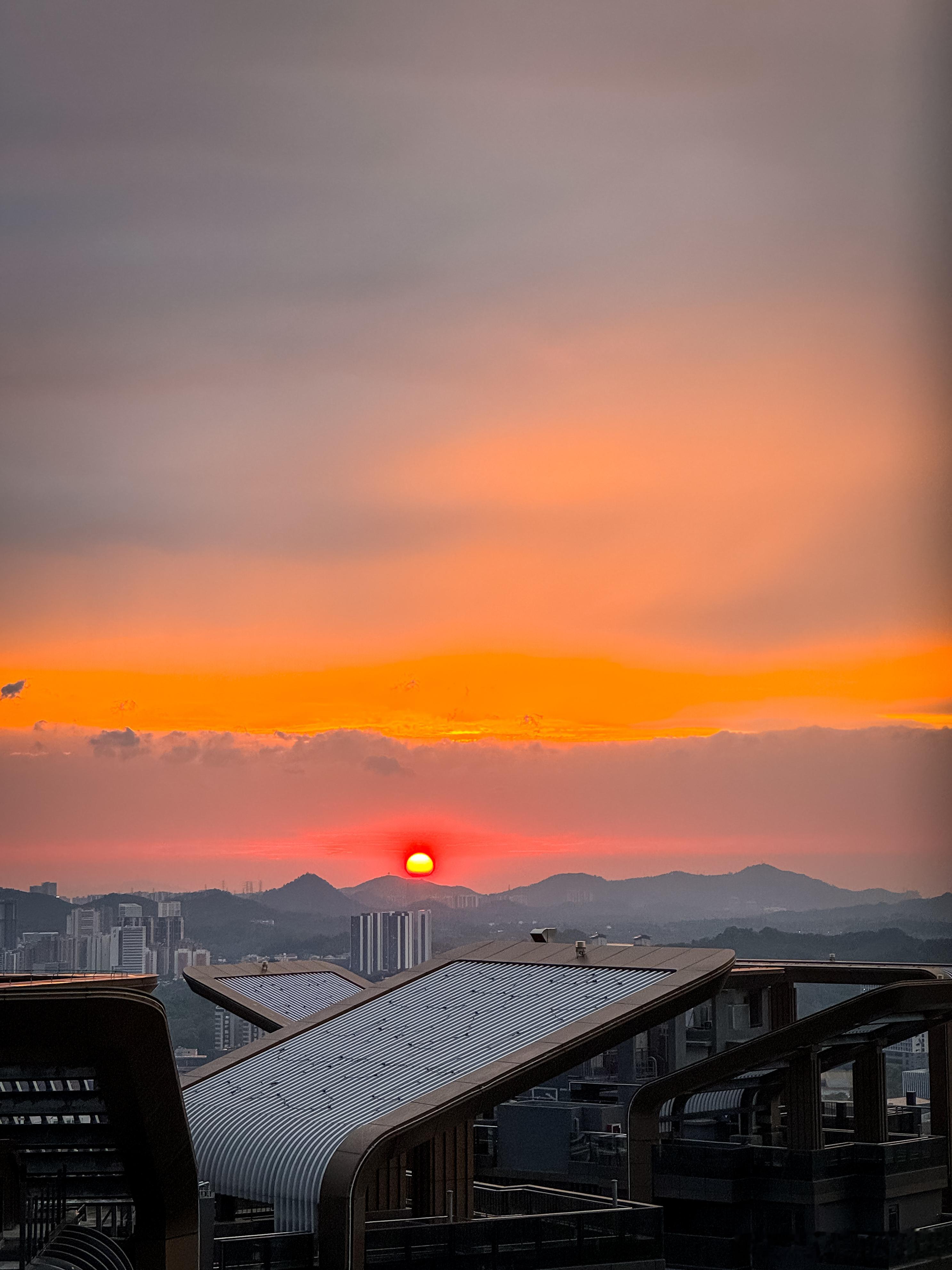 图一台风前，图二台风后，地铁已经跑起来了。深圳全市解除五停 ​​​