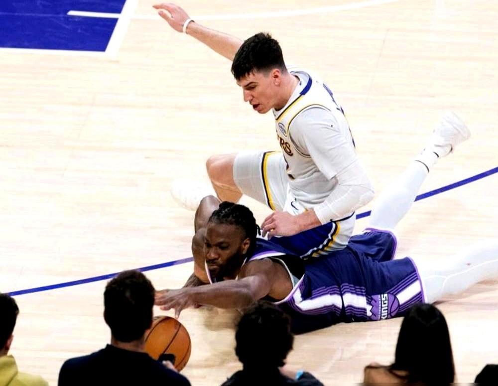 谁敢信？上赛季还在灰熊国王流浪的球员，现在成了湖人宝贝。

杰克·拉拉维亚，拿着