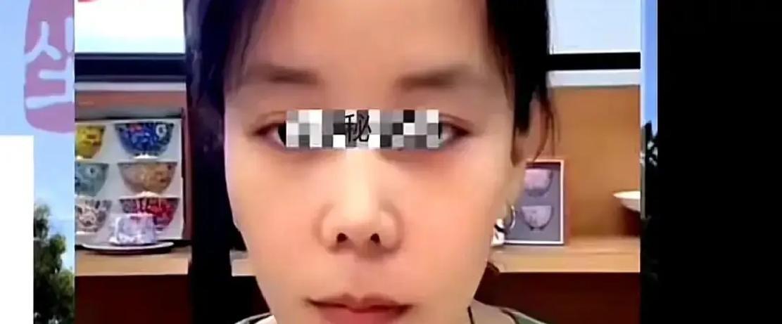 三石昨晚直播开场十分钟直接甩雷：她和婆婆从此各走各路，账号不再合体。
镜头里她眼