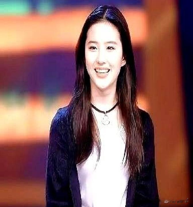 刘亦菲最近的低调造型让大家眼前一亮

一套简单的黑丝搭配衬衫

外表看似平凡，但