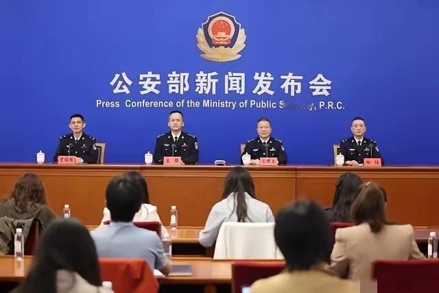 “完了，这下真要下岗了兄弟们！”
车管所门口的黄牛们彻底慌了神。
​就在昨天，公