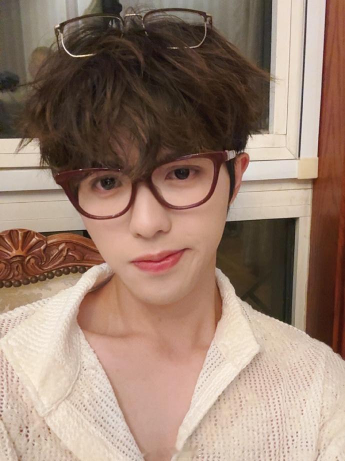 #李昊戴了两个眼镜# 李昊为微博15岁生日带来的自拍，充满了欢乐与温暖。戴着两个