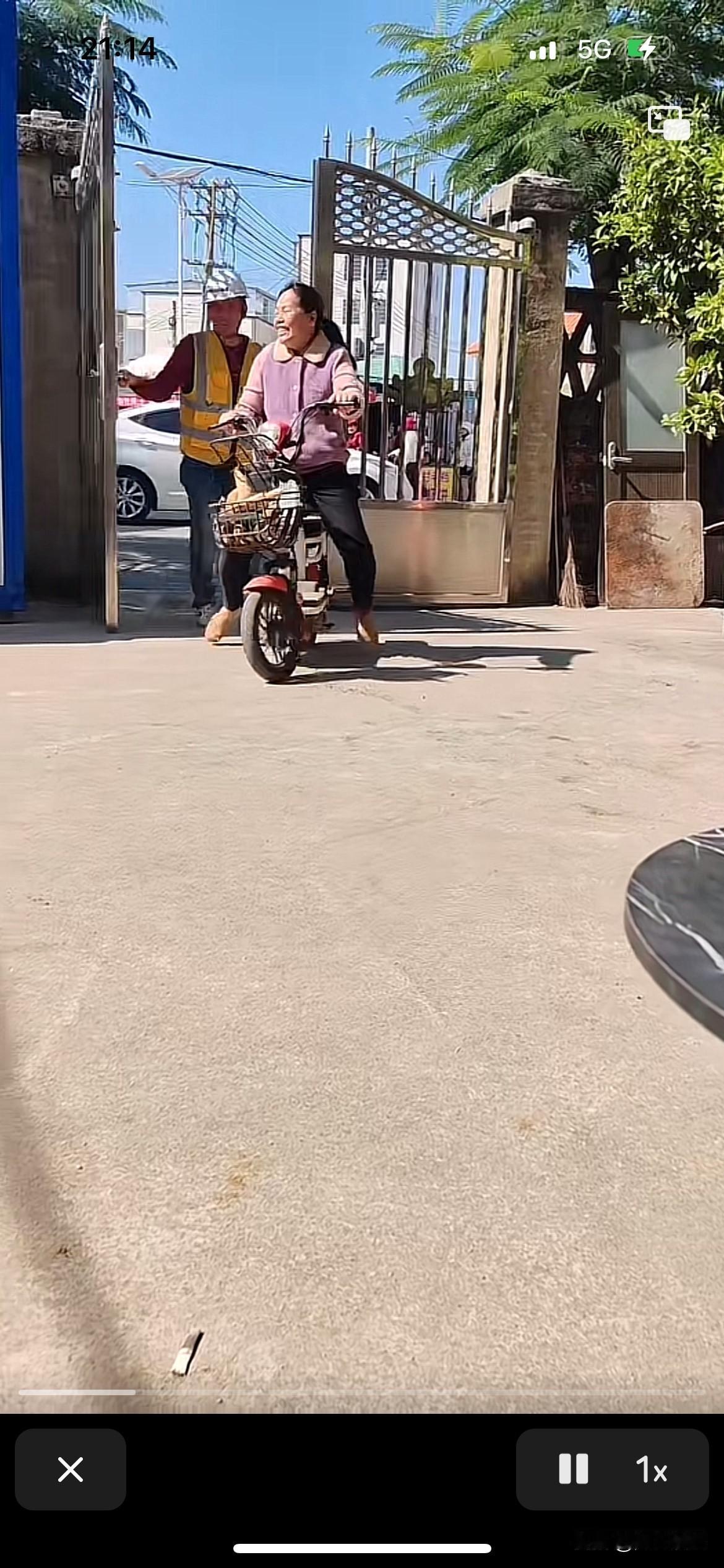 全红婵妈妈真的太节省了，一点也不懂得炫富，在那么冷的天，还穿着拖鞋走来走去的，看