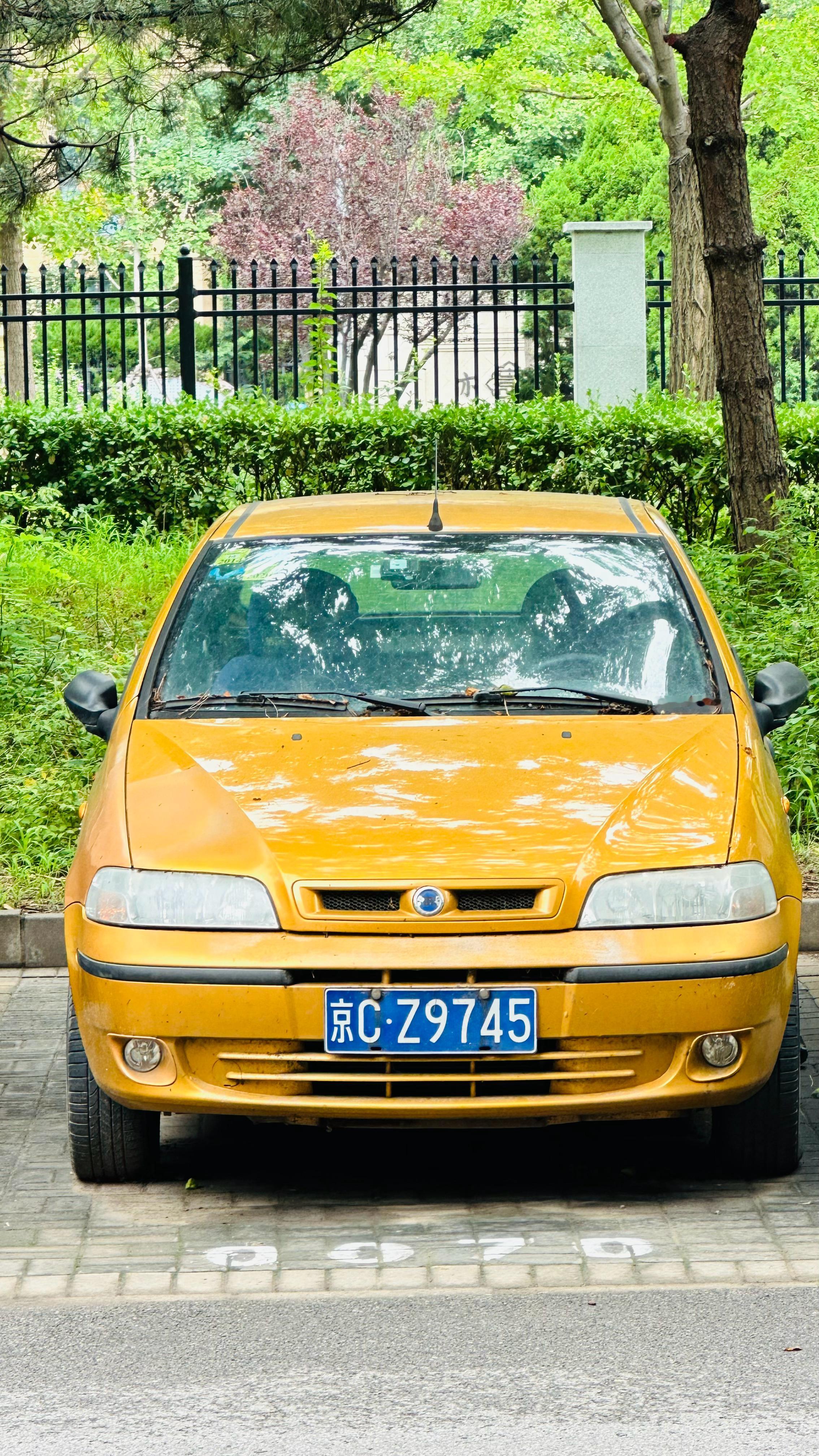 看到这台车，倍感亲切。2002年，我人生的第一台车是银色的派力奥。这是台1.3的