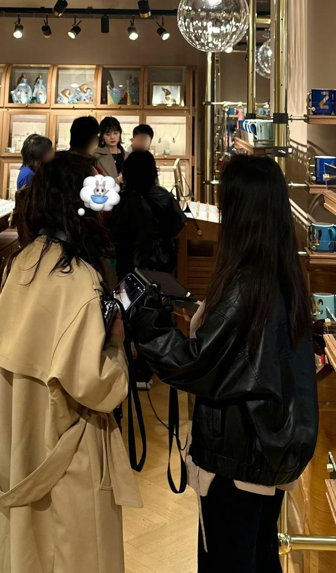 西班牙偶遇孙千 西班牙偶遇孙千，生图直出都美到犯规，颜值在线、气质出众，这才是内