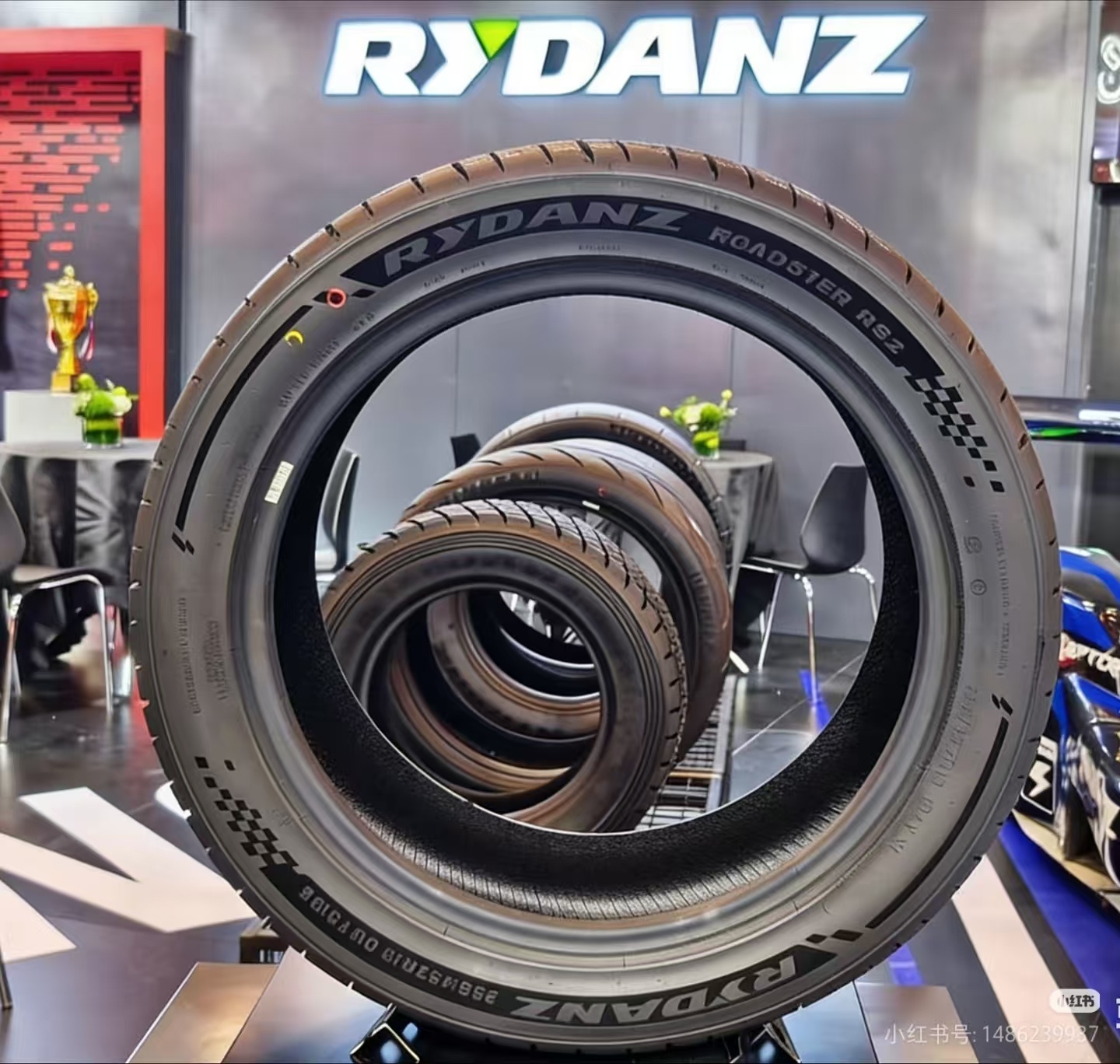 雷登这胎用了和米其林一样的天鹅绒，连造型都是一样的，只能说“致敬”的风气从车已经