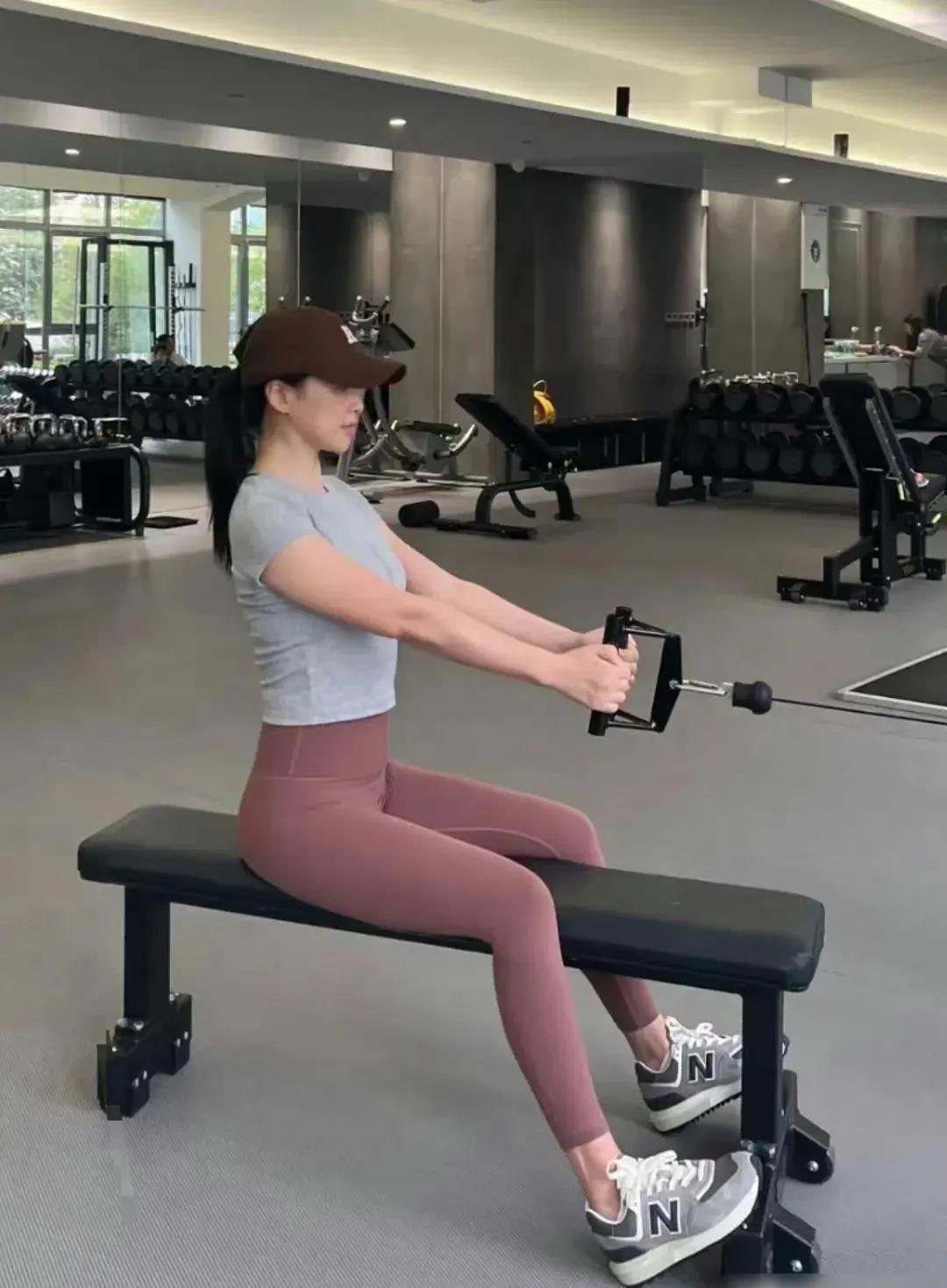 朱珠一家三口一起健身，太幸福！

朱珠和老公带娃一起健身，小王珠宝坐在爸爸背后搂