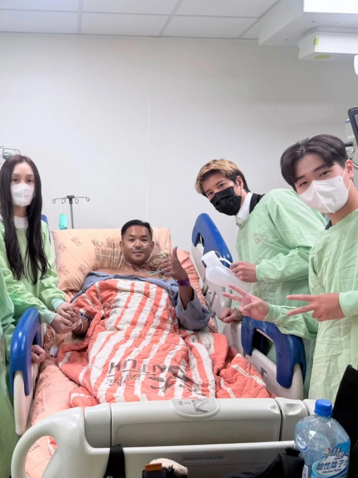 王力宏你穿西装拿niao壶是何意味？哈哈哈哈哈太抽象了哈哈哈哈 ​​​
