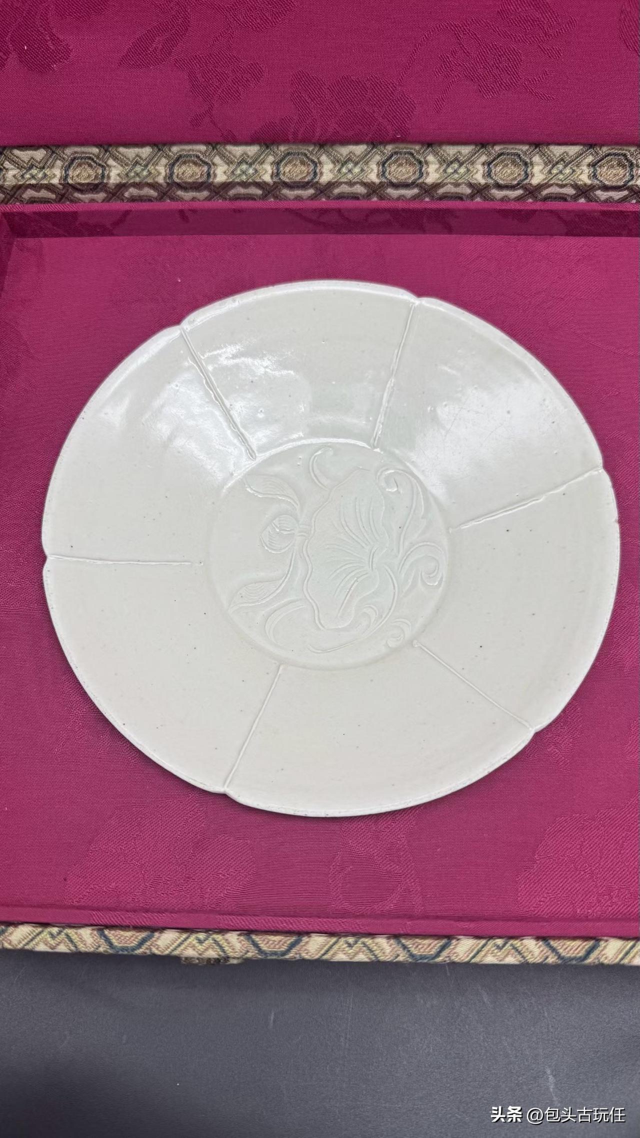 千年成双：金代定窑暗刻葵口盘，一鱼一荷，双全即圆满！

金代定窑，比北宋少，比南