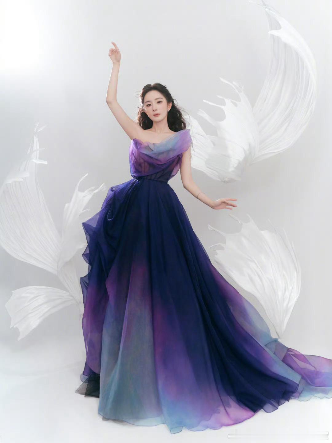 杨幂  🦊杨幂背背佳全球首席品牌代言人 如果有些人平白无故的从你生活中消失了，