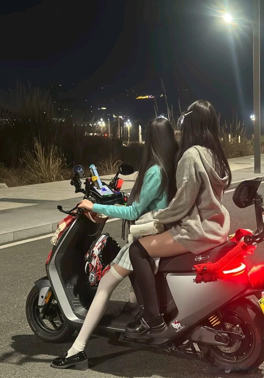 夜晚骑行，姐妹情深，一起享受风驰电掣的快感！