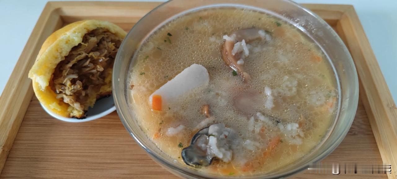 🍲 生蚝南极虾香菇胡萝卜粥
优点：
- 生蚝干泡发后富含锌和蛋白质， 葱姜煸香