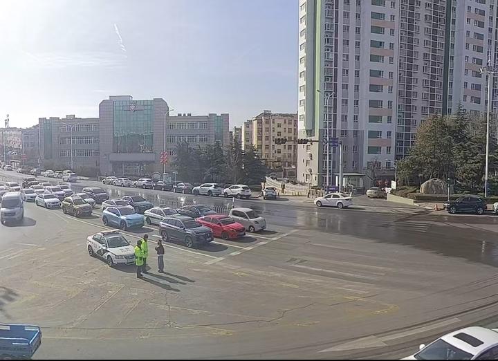 男孩吐血家属求助，路口执勤交警五分钟紧急送医！2月16日10时8分，济南市公安局