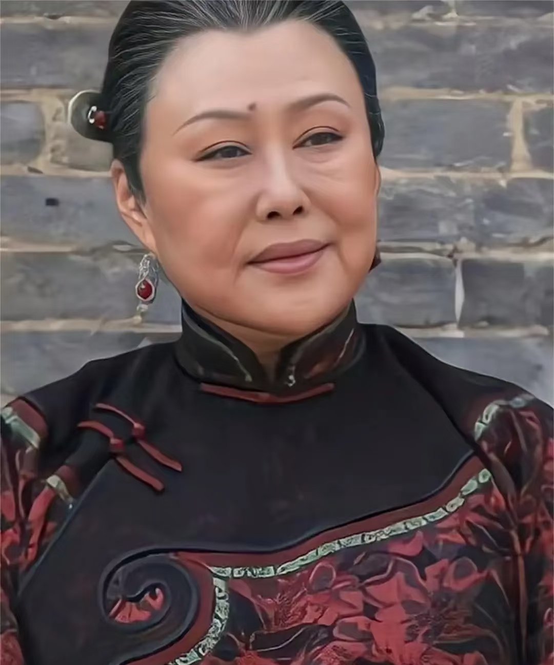斯琴高娃坐轮椅斯琴高娃机场被工作人员推着走，要注意身体呀！ ​​​