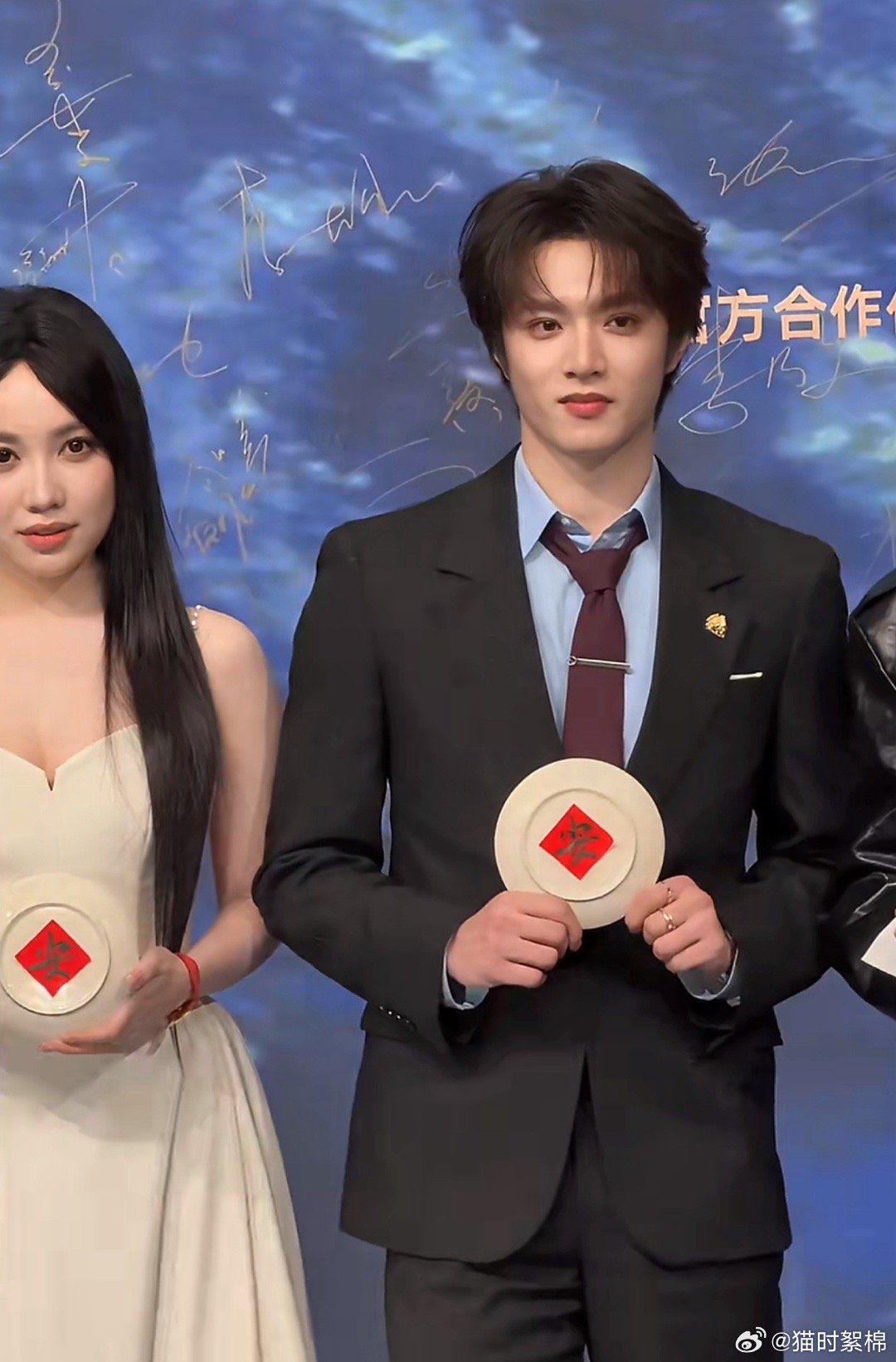 惊蛰无声剧组压轴 排面拉满！《惊蛰无声》剧组压轴亮相微博之夜红毯，张艺谋带队尽显