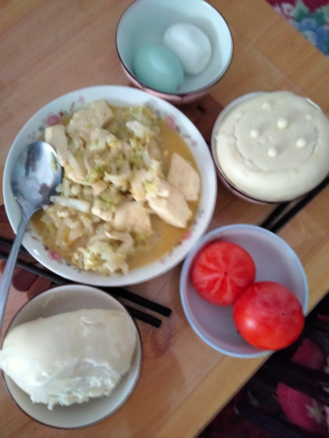 每日一餐分享周末午餐白菜炖豆腐，咸鸭蛋，餐中水果西红柿，馒头请注意：炖时用的是豆