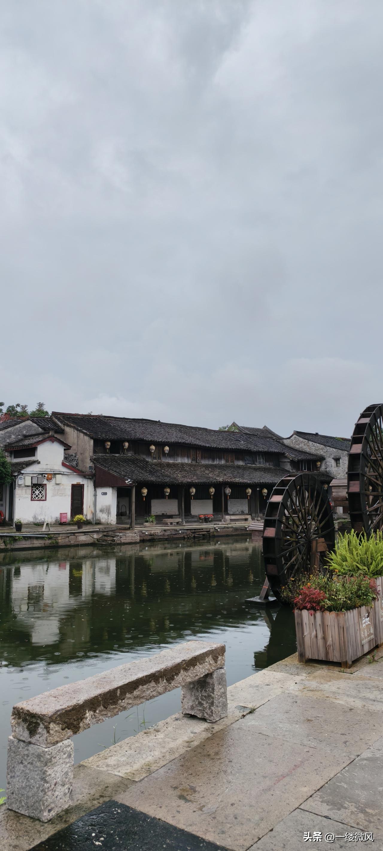 去拿录取通知书途中遭遇车祸，学生在校买了意外险，可人已毕业，能否申请赔偿呢？
毕