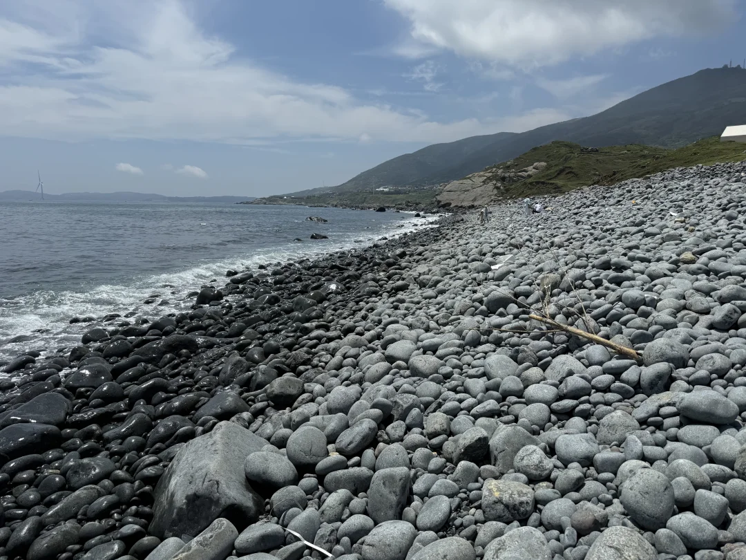 平潭岛 无滤镜的海 太漂亮了，超级出片，第一次见这样的沙滩，山底的左边...
