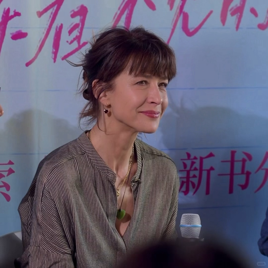 比papi更像苏菲玛索的人找到了哎呀妈呀，以前认为papi酱是最像苏菲玛索的，但