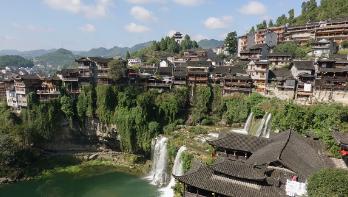 湖南文理学院在湖南省常德市，政府主办的公立大学。两个校区，都在市区，很方便。学校