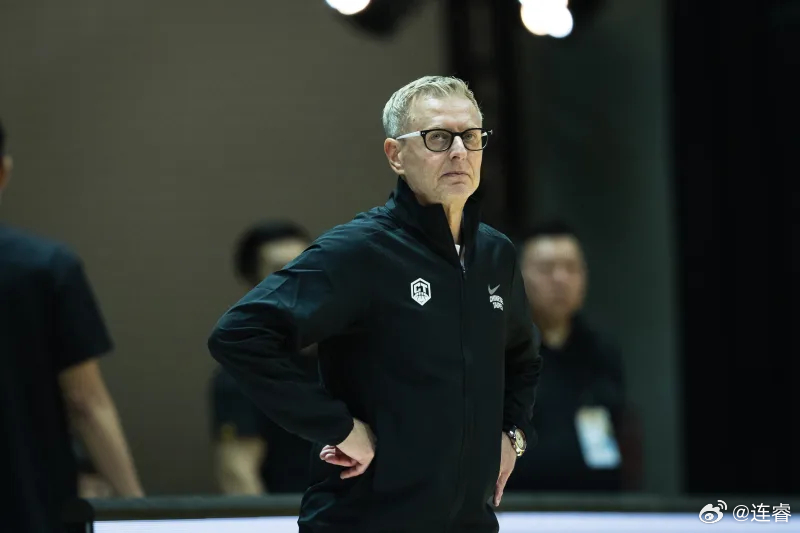 第四节7:45秒，中国台北主教练图西叫的这个暂停很重要。他们需要这些碎片化时间缓