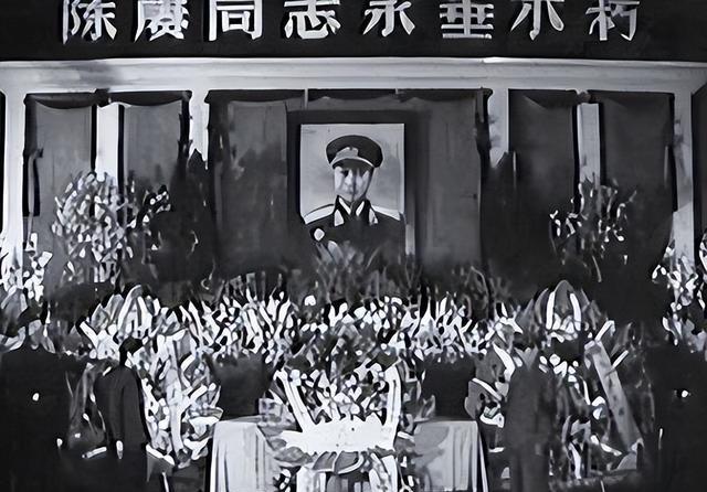 1961年陈赓追悼会，上将披孝守灵，隐藏多年深情曝光
1961年春，北京的追悼会
