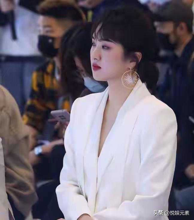 漂亮也就算了，还这么有钱。
而且这与生俱来的御姐气质，也是让无数男人只有仰望了。