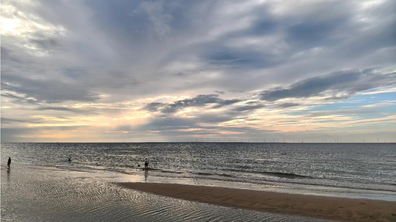今年海边度假生活，餐桌上少了许多油腻，秋天里，清蒸海鲜挺舒服的，清蒸鲈鱼清蒸大虾