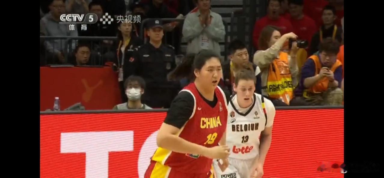 张子宇爆发，中国女篮半节狂追十分！
第二节前4分30秒，中国女篮被比利时队打出一
