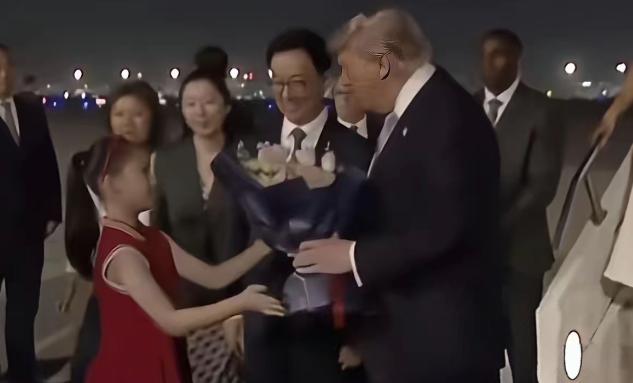 在昨晚的迎接仪式中

最让人心里暖暖的，不是整齐的仪仗队，也不是现场热情围观的人