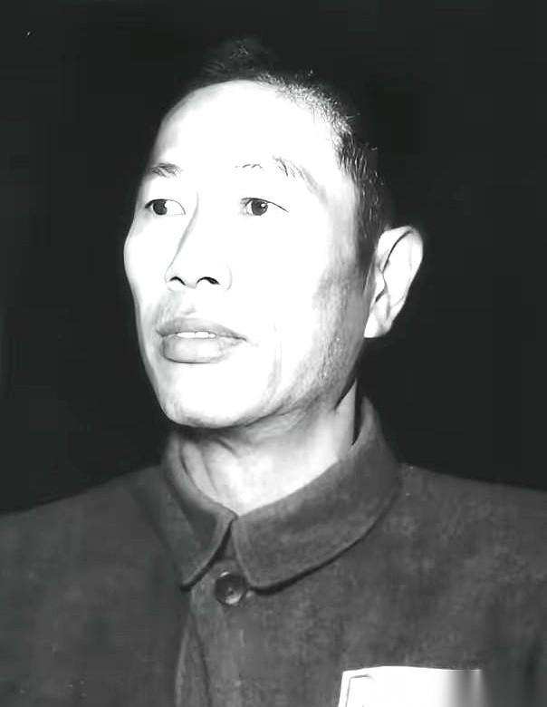 五次战役打完，志愿军政治部主任杜平，一头扎进副司令员邓华的指挥部。
煤油灯把两个