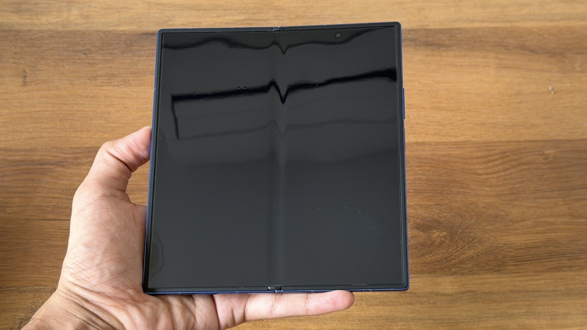国外博主晒出使用一年后的 Galaxy Z Fold7 折痕变化2025 年 7