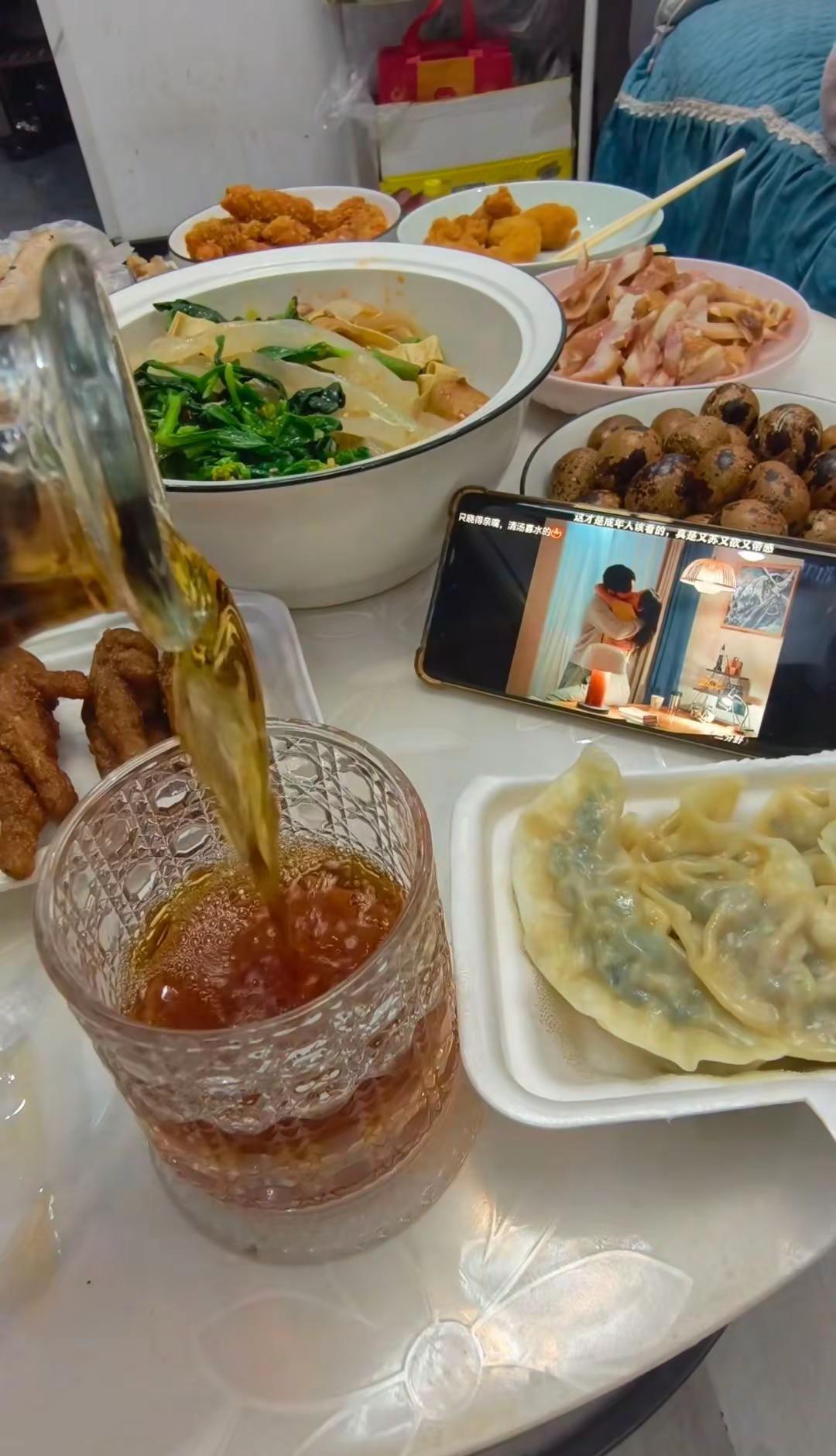 淡淡胭脂遮住了思绪，小酌几杯却有醉意