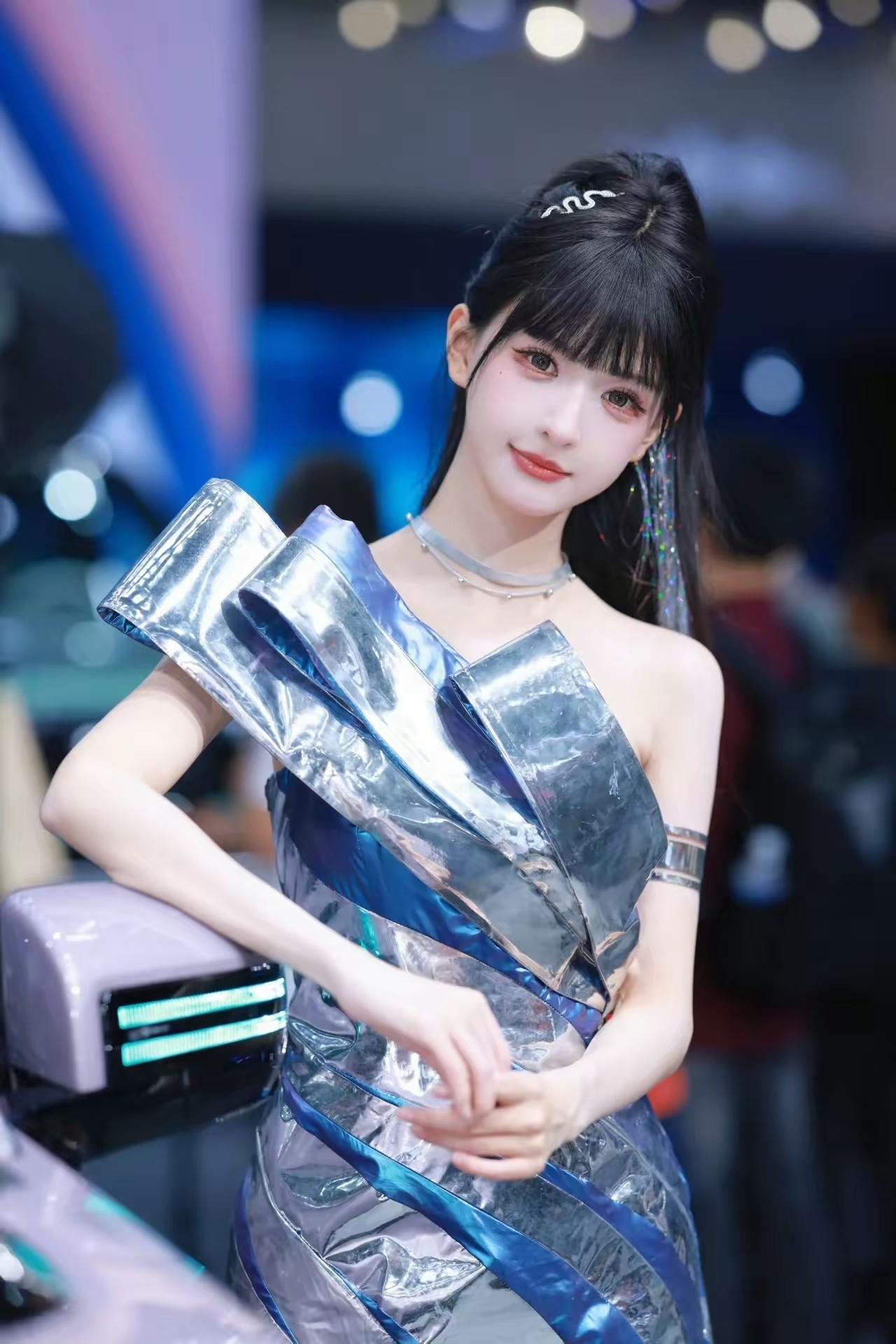 未来科技风少女，银光闪闪的时尚造型，科技感十足！🚀✨看看气质女神的穿着搭配吧 