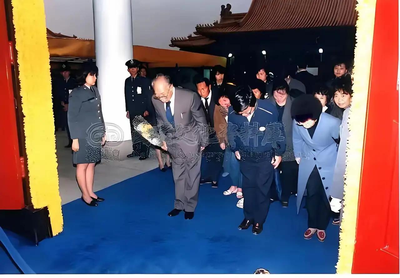 这是1988年台湾地区领导人蒋经国葬礼现场，李登辉到场吊唁的照片。
      