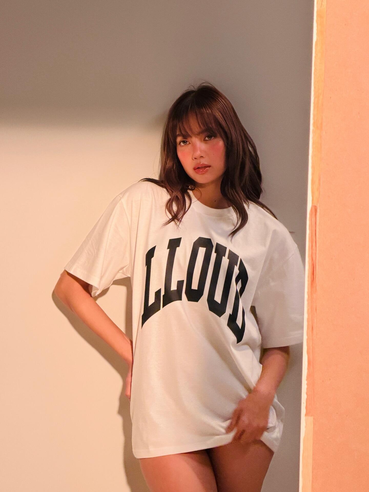 只知道今天是美女生日 Lisa 生日快乐🐥Lisa生日晒泳装照LISA0327