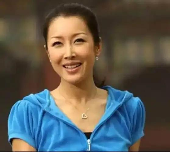 歌手孙悦的人生履历，处处藏着敢闯敢拼的底气。33岁时她选择嫁给身家10亿的富豪吴