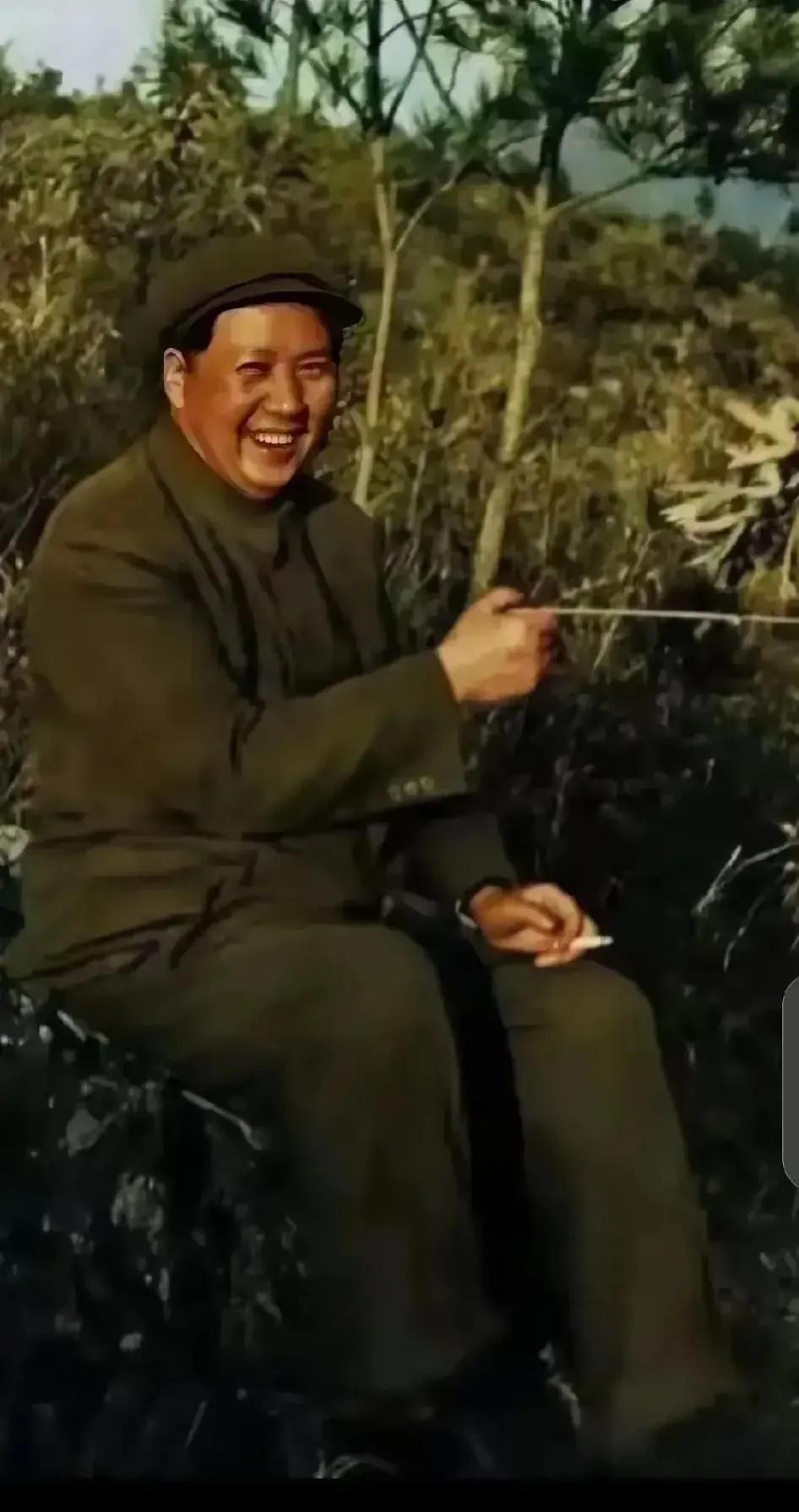 🍀请停留几秒，为伟人点个赞送朵花💐
《伟人毛主席的风采》
在山间的小道上，